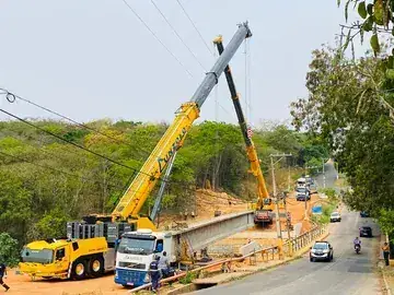Guindaste Grove de 450 toneladas em içamento de viga de ponte
